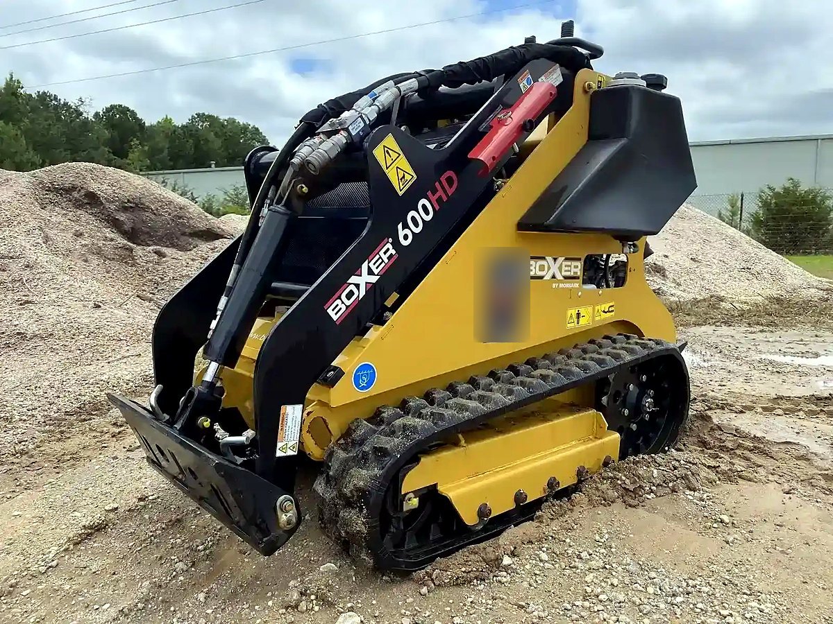 Boxer 600HD mini skid steer, front three-quarter view