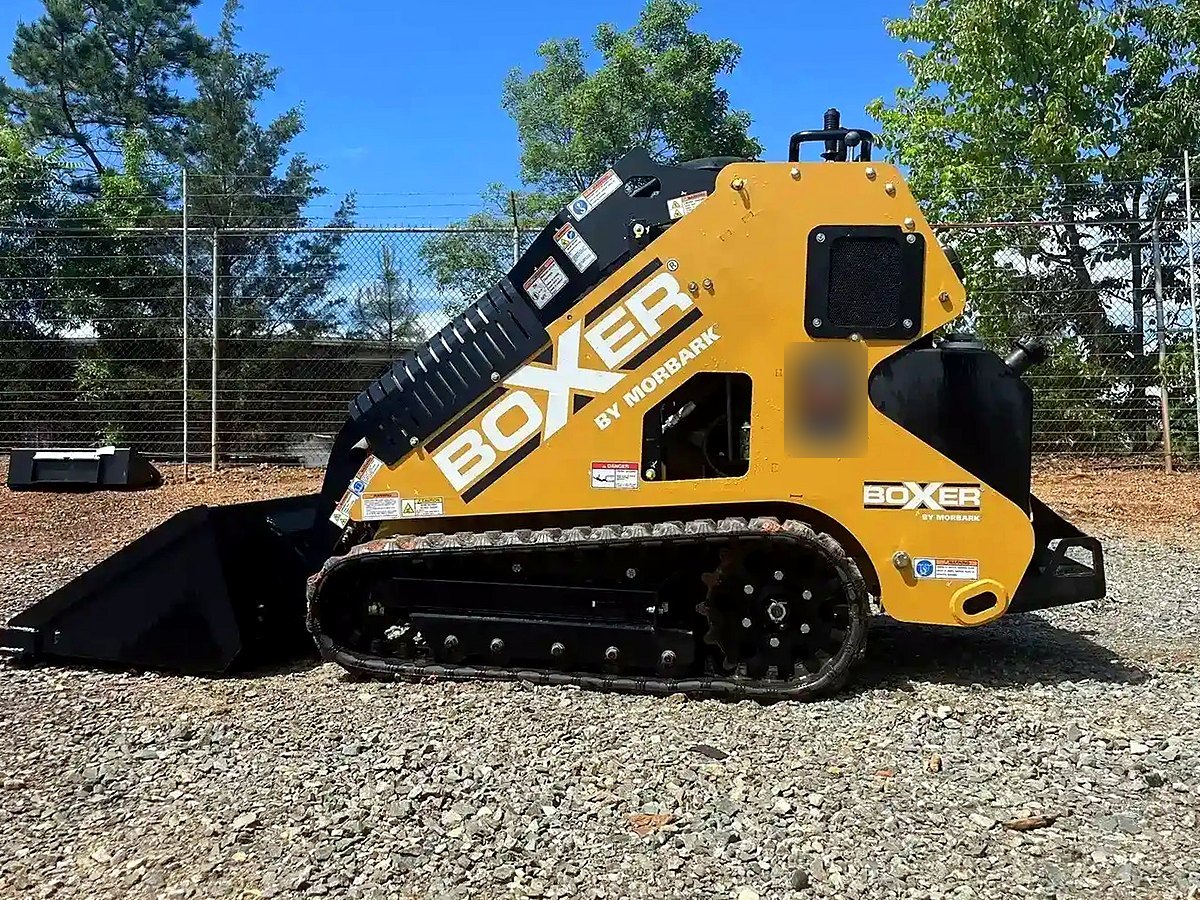 Boxer 700HDX, front three-quarter view